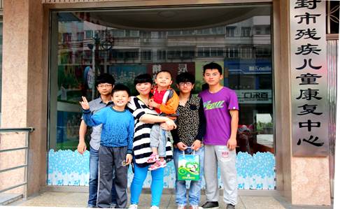 王慧老师带着儿子和学生一起与鹏鹏合影
