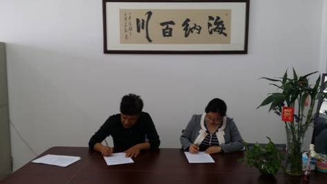 胡主任与靳晓颖签订现场照片 胡主任与靳晓颖签订现场照片
