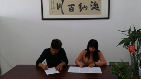 胡主任与杨明庆签订现场照片 胡主任与杨明庆签订现场照片